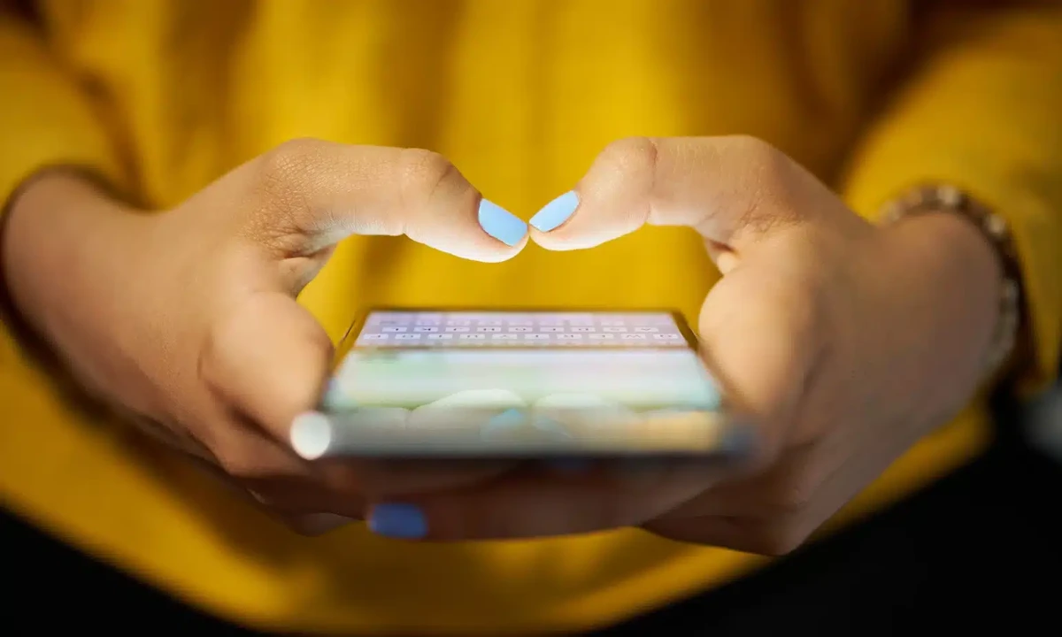 THE CORRELATION BETWEEN SOCAIL MEDIA USAGE AND MENTAL WELL-BEING